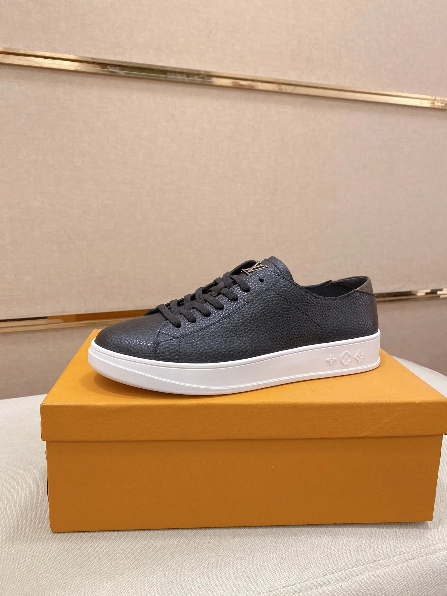 Men's shoes💰 440💰louis vuitton (Louis Vuitton/lv) top 🔍🔍 new models are on sale at the same time at the counter. The upper 🇮🇹 is imported from Italy first-layer cowhide, and the lining is fully imported sheepskin 💪💪, completely 1⃣️ to 1 ⃣️Re-engraved🇮🇹💪💪, ⚠Sole: The original sole is specially provided by the original factory, the exclusive movable molded sole is super comfortable, ⚠The original factory follows the order, 🔍🔍high quality, you can enter and exit the counter at will, welcome to compare⚠. Code number:38-44